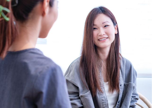 お肌の悩みチェック実際にお肌を見てお客様のお悩みのカウンセリングを行います。